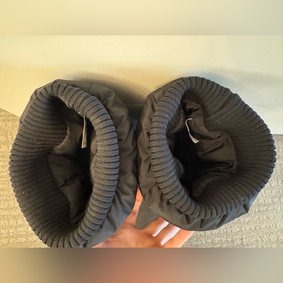 UGG Classic Maxi Ultra Tall - Color: Black - Size 7 - Picture 5 of 10